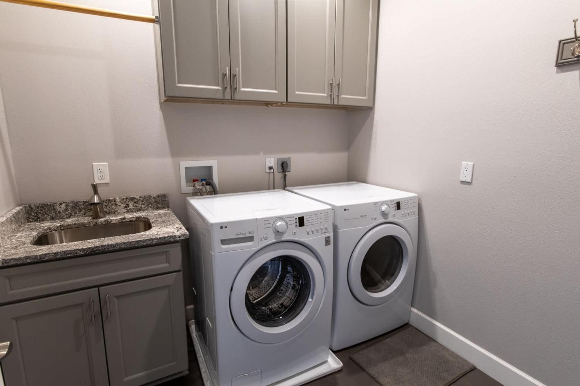 5 Bed 3 Bath Uptown Sedona-Game Room-Sauna-Cold Plunge-Jacuzzi-Gym Екстер'єр фото