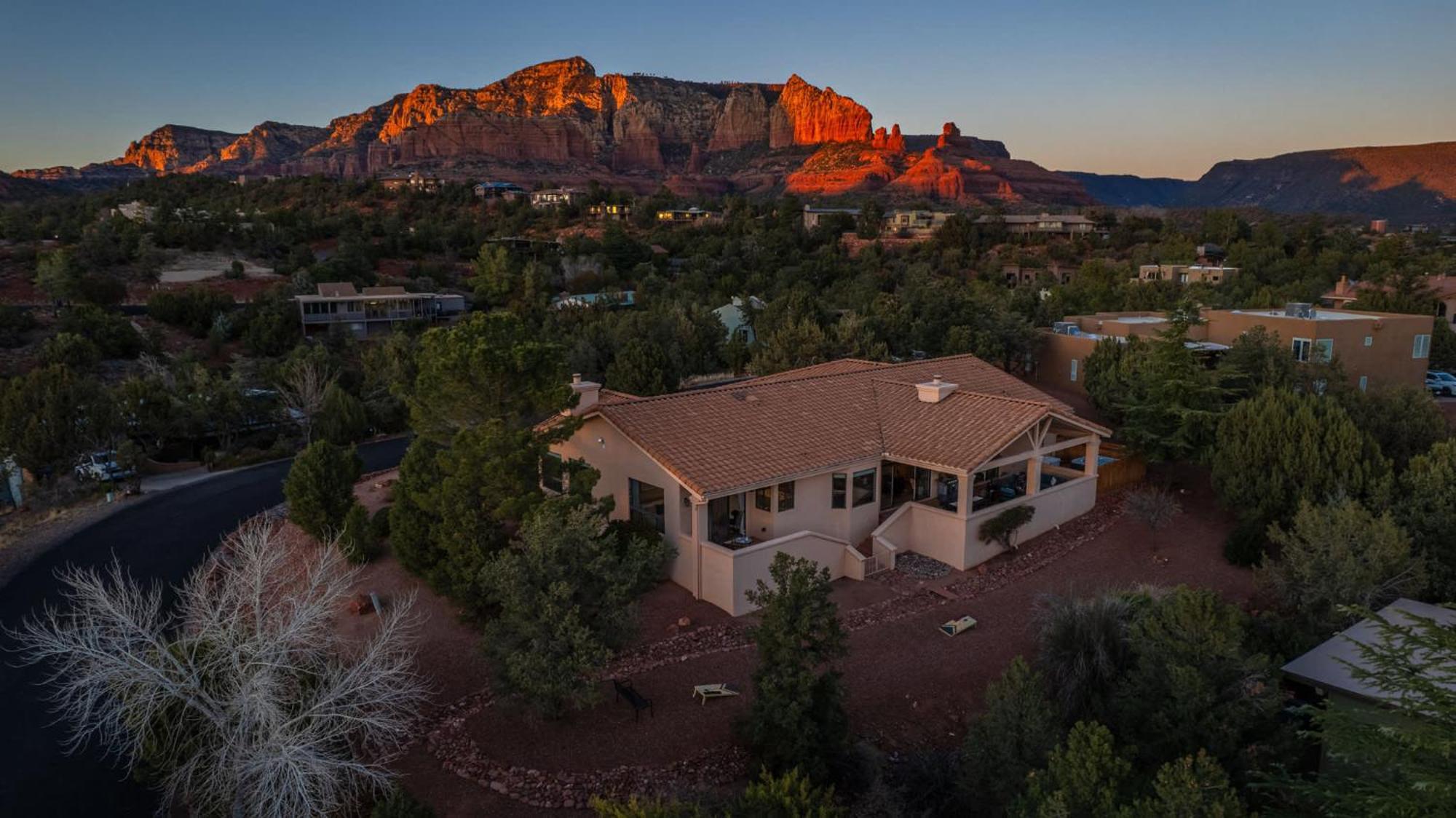 5 Bed 3 Bath Uptown Sedona-Game Room-Sauna-Cold Plunge-Jacuzzi-Gym Екстер'єр фото