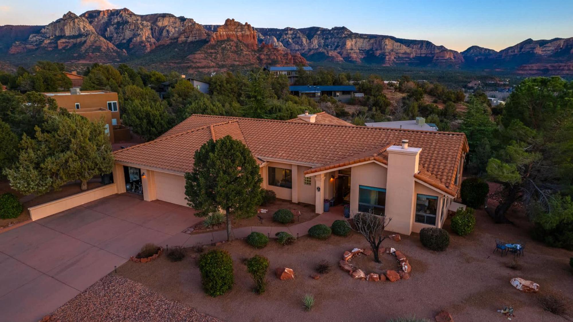 5 Bed 3 Bath Uptown Sedona-Game Room-Sauna-Cold Plunge-Jacuzzi-Gym Екстер'єр фото
