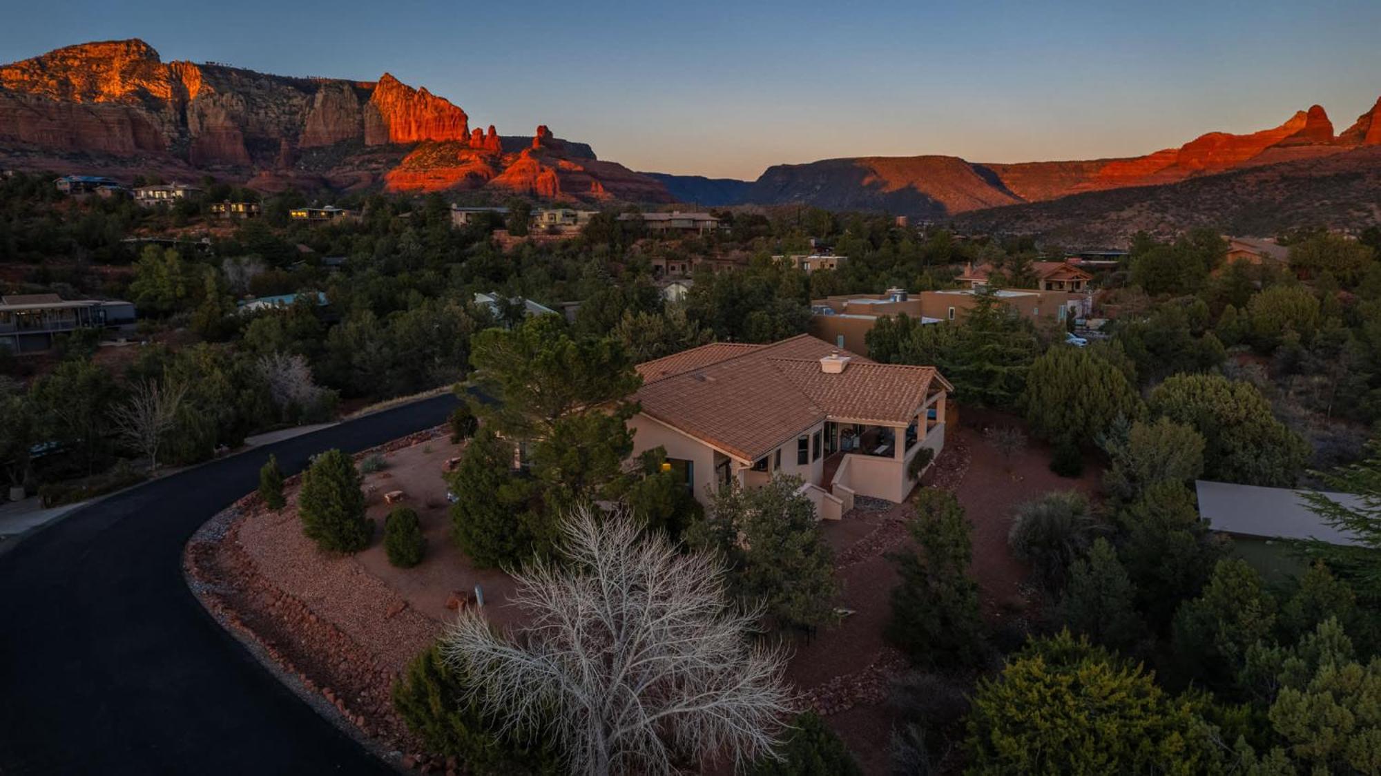 5 Bed 3 Bath Uptown Sedona-Game Room-Sauna-Cold Plunge-Jacuzzi-Gym Екстер'єр фото